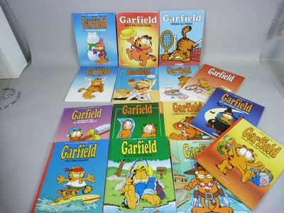 de nombreux livres pour enfants qui se trouvent sur la table