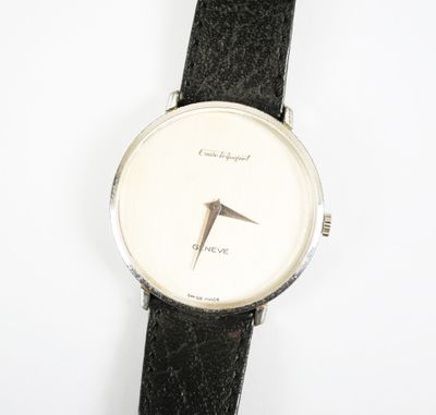 une image d'un gros plan d'une montre-bracelet sur une surface blanche