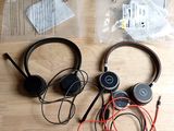 deux casques posés sur une table en bois
