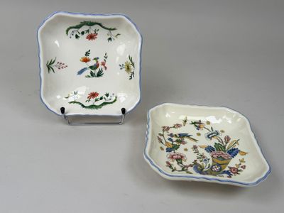 deux assiettes en porcelaine ornées de fleurs et d'oiseaux