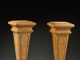paire de socles en bois sculpté posés sur un support gris