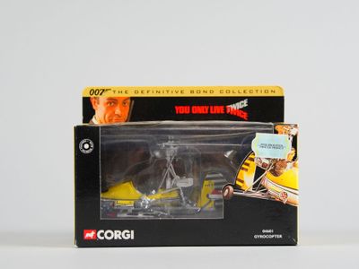 La figurine se trouve dans la boîte posée sur la table.