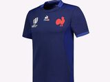 une chemise bleue avec un coq sur le devant et un coq rouge dans le dos