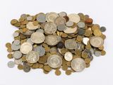 une pile de pièces de monnaie posée sur une surface blanche