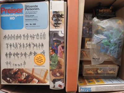 une boîte avec un tas de jouets à l'intérieur