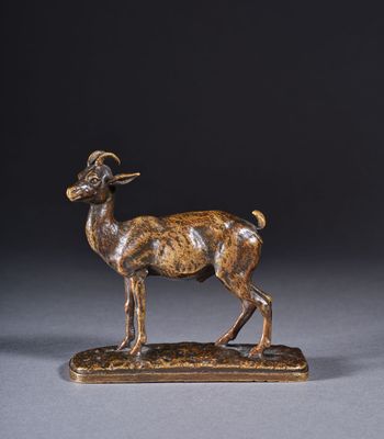 une image représentant une statue en bronze d'une chèvre posée sur un socle