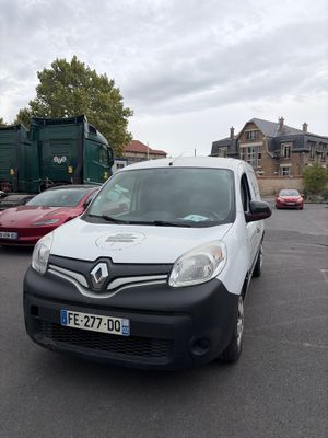une camionnette blanche garée dans un parking