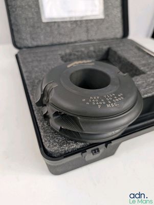un petit objet noir dans un étui posé sur une table