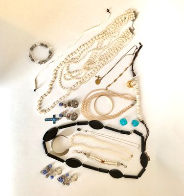 de nombreux colliers et bracelets disposés sur une table