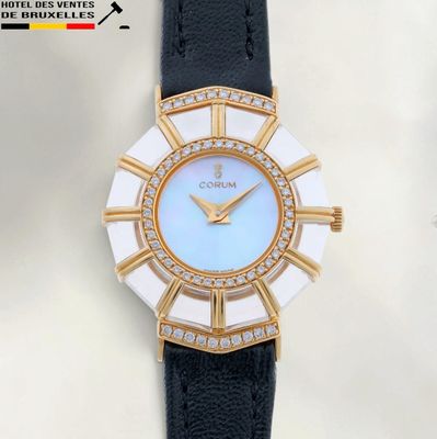 une image montrant un gros plan d'une montre-bracelet dotée d'une lunette sertie de diamants