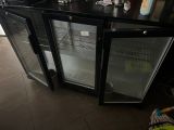 un plan de travail noir avec une porte vitrée dans une cuisine