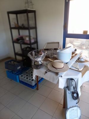 une table sur laquelle sont posés tout un tas de plats