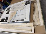 une grande quantité de papiers empilés les uns sur les autres