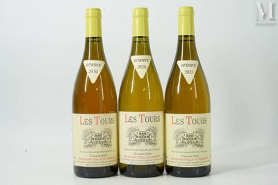 trois bouteilles de vin posées les unes à côté des autres sur une surface blanche