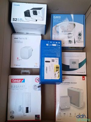 plusieurs cartons contenant des appareils électroniques dans un carton