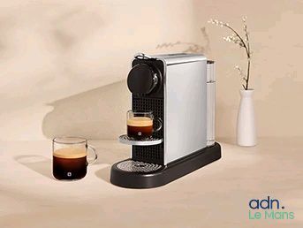 une image représentant une machine à café et une tasse de café
