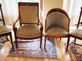 quatre chaises dans une pièce où il y a un tapis au sol