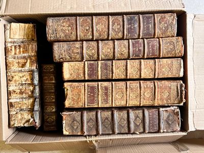 une boîte remplie de vieux livres posée sur une table