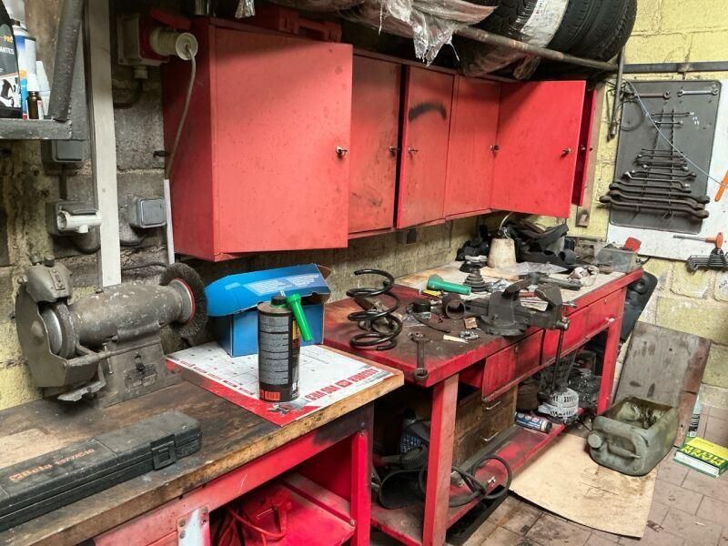 Un large établi d'atelier à structure métallique rouge ouvra…
