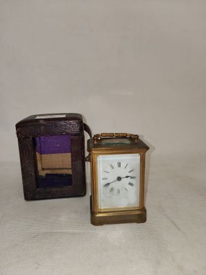 Une pendulette d'officier en laiton et verre biseauté avec s…