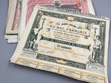 plusieurs anciens billets sont empilés les uns sur les autres