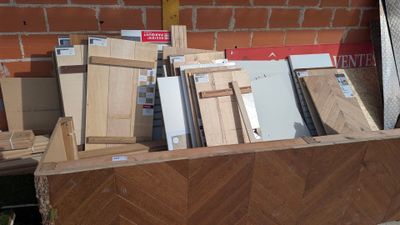 il y a beaucoup de types différents de portes et de fenêtres dans la cour