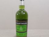une bouteille d'alcool vert posée sur une table