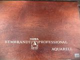 une boîte en bois portant un logo