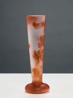 un vase en verre orné d'un motif marron et blanc