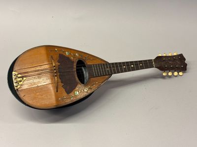 Artisanat de guerre. Mandoline dont la caisse de résonance e… - Photo 1