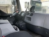 une vue de l'intérieur d'un véhicule depuis le siège du conducteur
