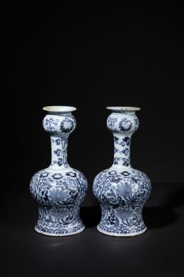 pair of chinese blue and white vases