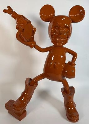 figurine représentant une souris brune tenant une batte de baseball et un gant