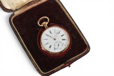 une petite boîte contenant une montre de poche
