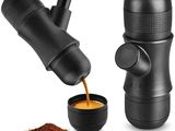 un gros plan d'un moulin à café en train de verser du café dans une tasse