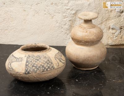 deux vases posés sur une table