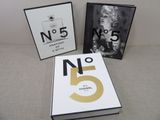 trois photographies encadrées représentant le Chanel n° 5, le n° 5 et le n° 5