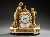 une horloge en or surmontée d'une statue