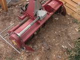 une machine rouge posée sur le sol