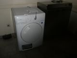 un lave-linge et un sèche-linge dans une petite pièce