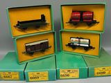 trois boîtes de petits trains sont empilées les unes sur les autres