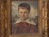 portrait d'un jeune garçon vêtu d'une robe rouge, dans un cadre doré