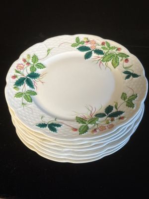 une pile d'assiettes posées sur une table