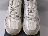 une paire de baskets blanches est posée sur une boîte