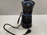 un purificateur d'air noir et bleu posé sur une table blanche