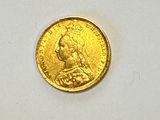une image d'une pièce d'or sur une surface blanche