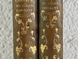 deux vieux livres posés sur une table l'un à côté de l'autre
