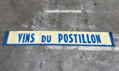 un panneau de signalisation portant l'inscription « vins du position » posé sur le trottoir