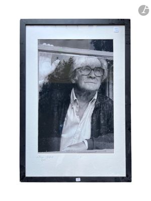 photographie en noir et blanc encadrée représentant un vieil homme à lunettes