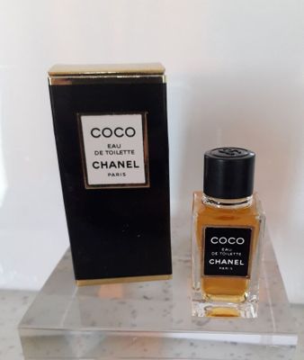 Flacon et coffret du parfum « Chanel Coco Eau de Chanel » posés sur une table en marbre